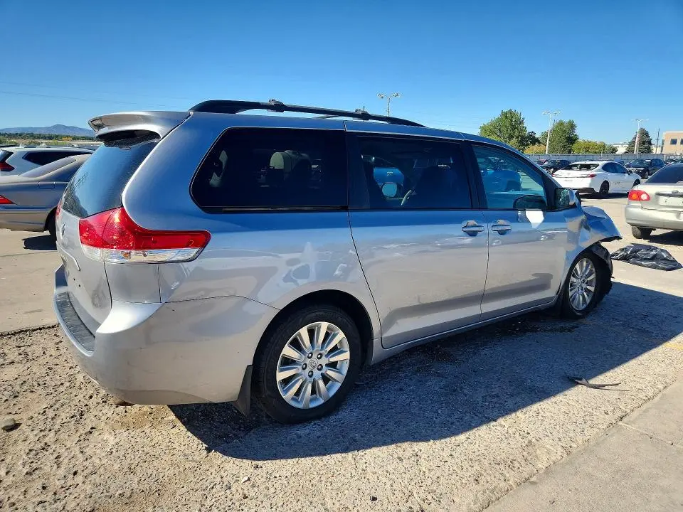 2013 TOYOTA SIENNA LE  