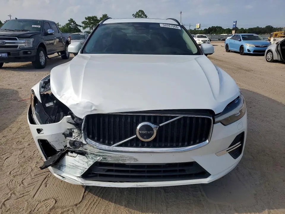 2022 VOLVO XC60 B5 MOMENTUM  