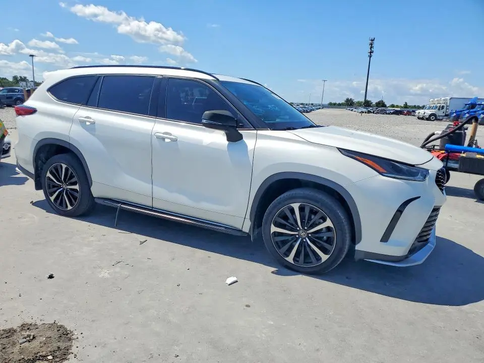 2021 TOYOTA HIGHLANDER XSE  