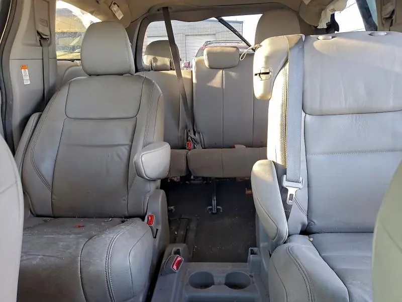 2019 TOYOTA SIENNA XLE  