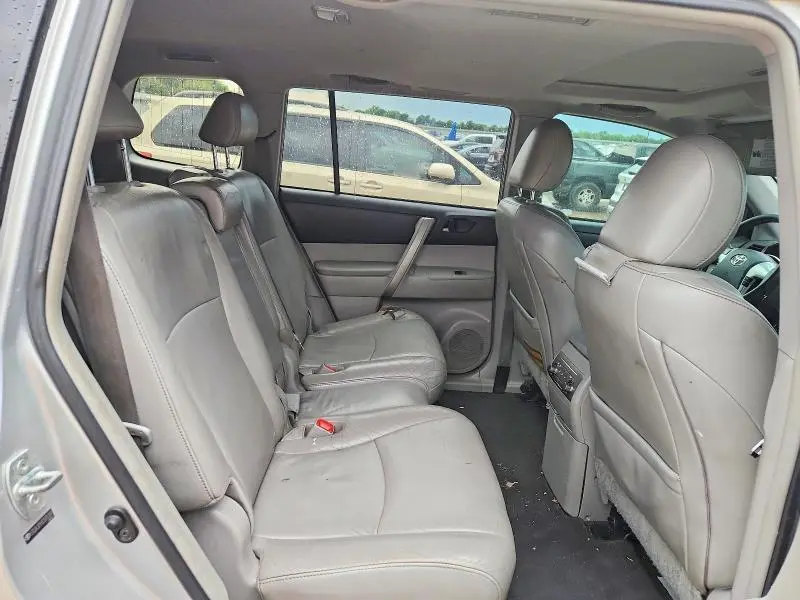 2012 TOYOTA HIGHLANDER SE  