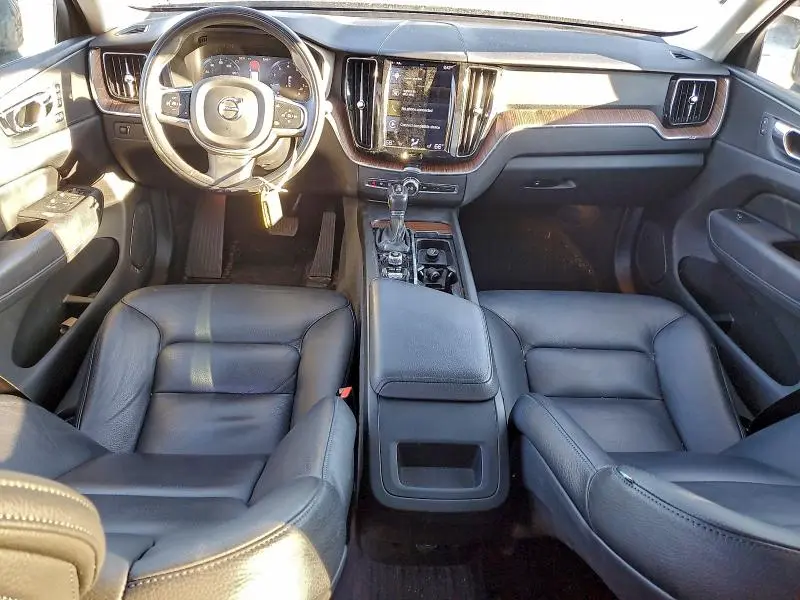 2021 VOLVO XC60 T6 MOMENTUM  