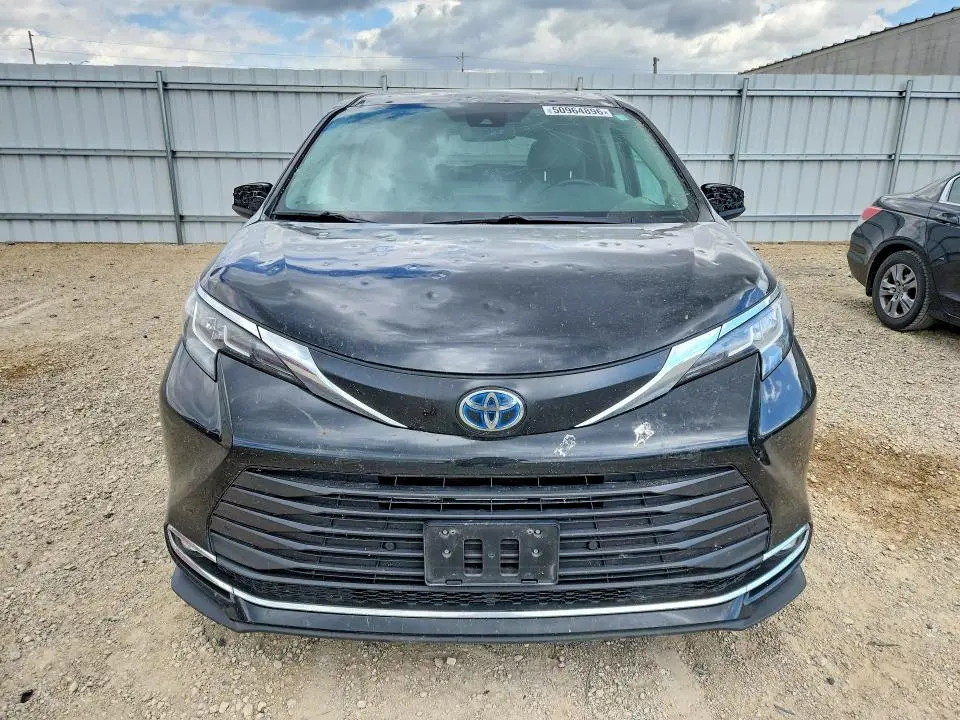 2021 TOYOTA SIENNA XLE  