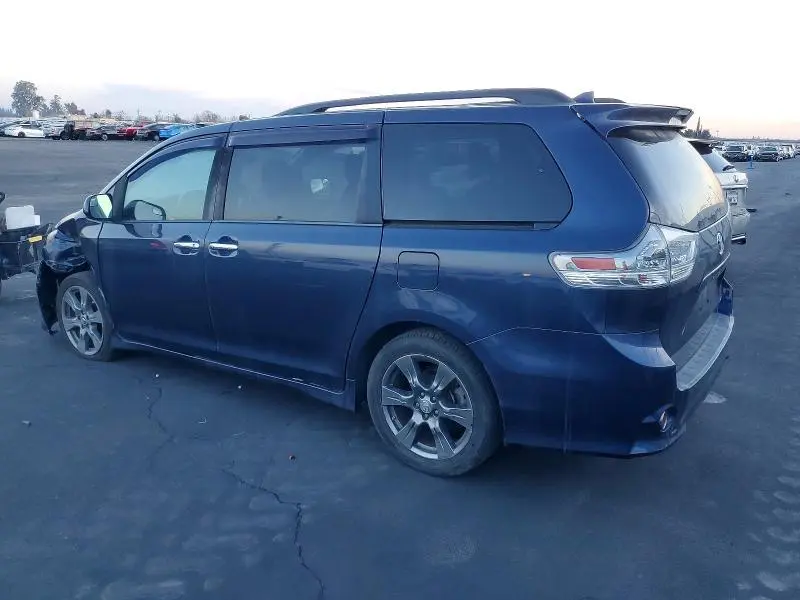 2018 TOYOTA SIENNA SE  