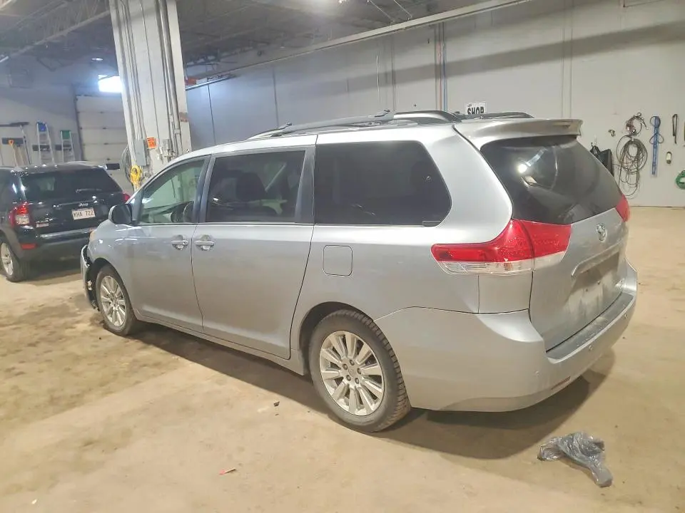 2014 TOYOTA SIENNA XLE 7-PASSENGER  