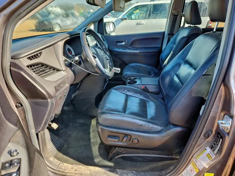2017 TOYOTA SIENNA SE  
