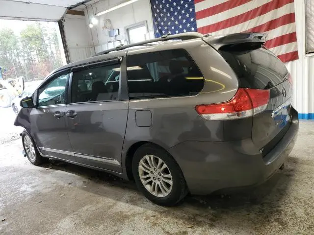 2011 TOYOTA SIENNA XLE  