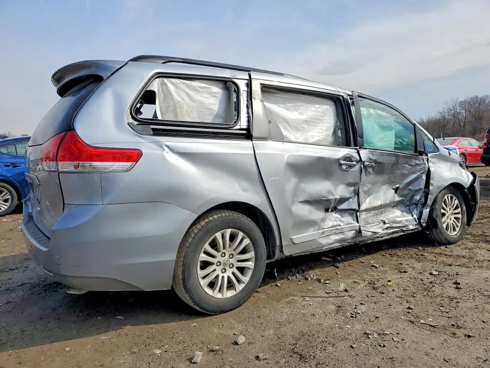 2014 TOYOTA SIENNA XLE 8-PASSENGER  