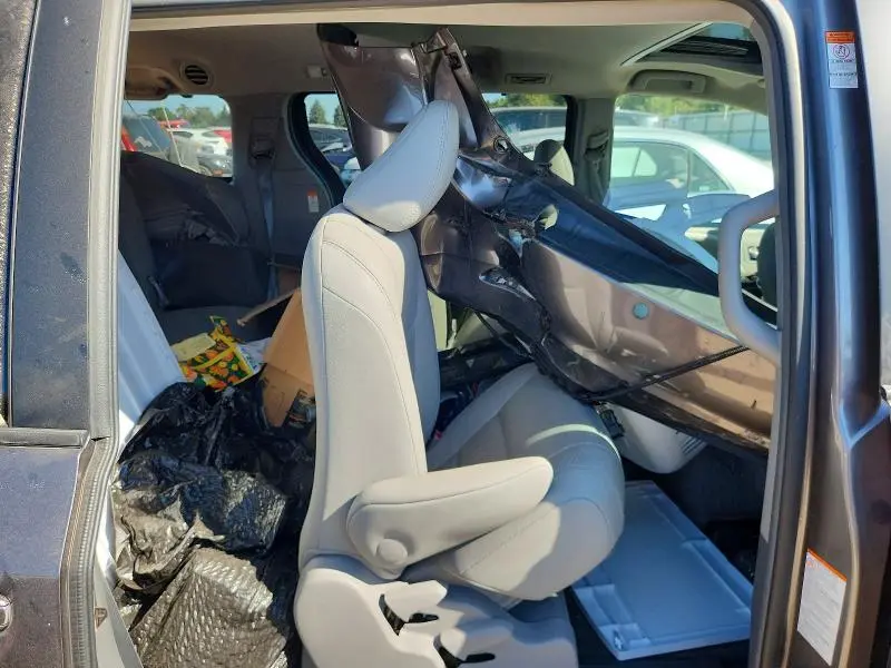 2017 TOYOTA SIENNA XLE 8-PASSENGER  