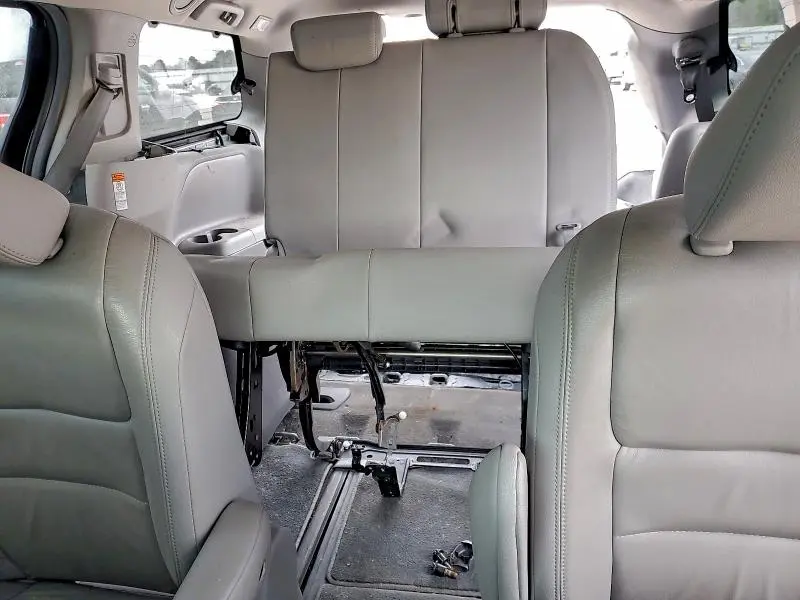 2019 TOYOTA SIENNA XLE  