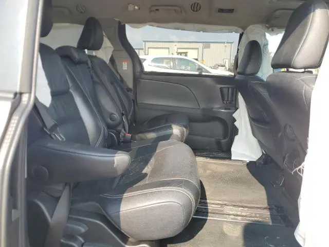 2017 TOYOTA SIENNA SE  