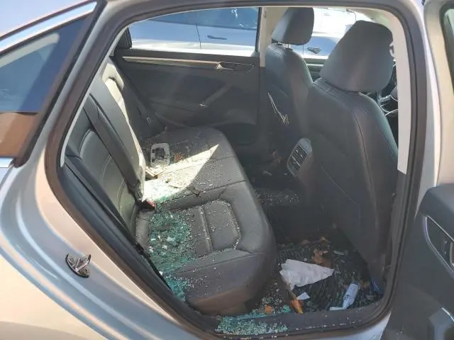 2016 VOLKSWAGEN PASSAT SE  