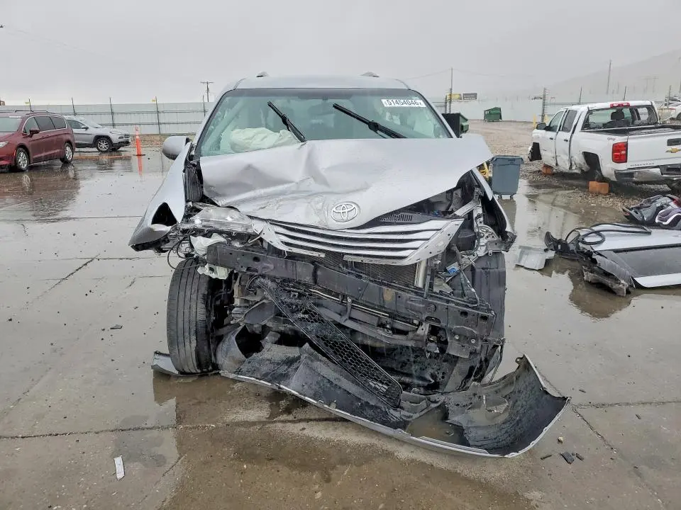2015 TOYOTA SIENNA LE  