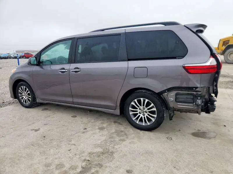 2019 TOYOTA SIENNA XLE  