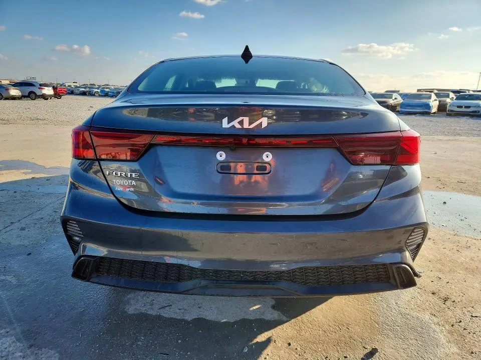 2023 KIA FORTE LXS  