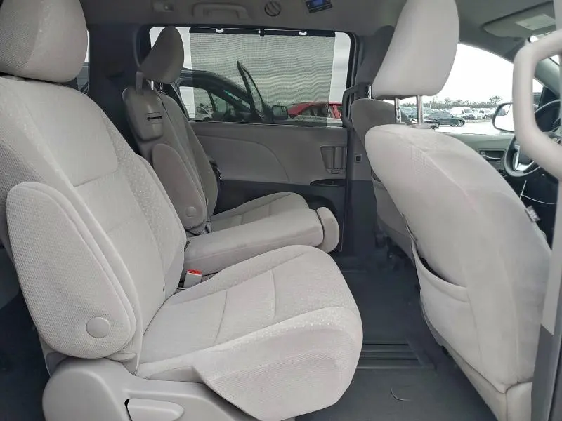 2019 TOYOTA SIENNA LE  