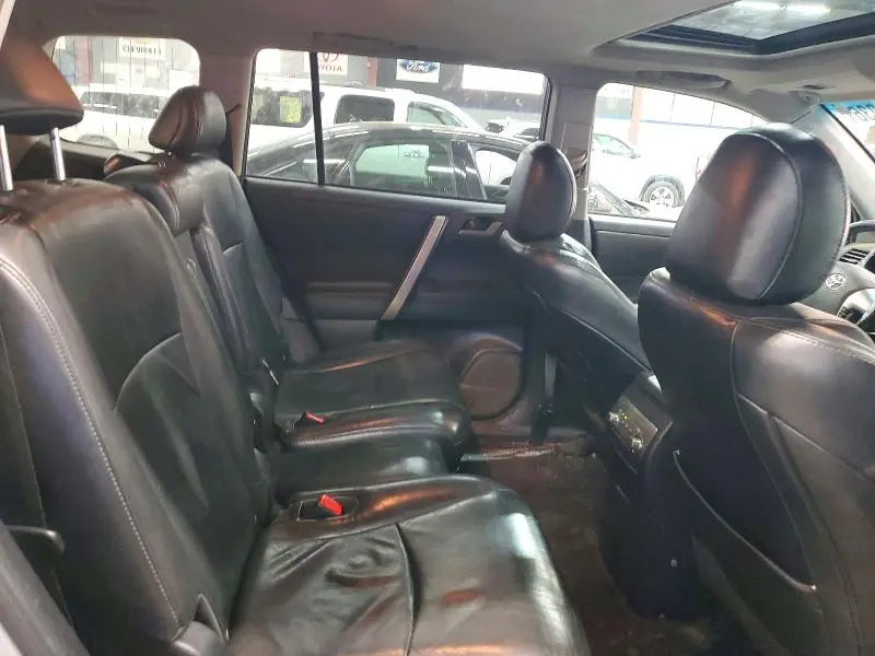 2011 TOYOTA HIGHLANDER SE  