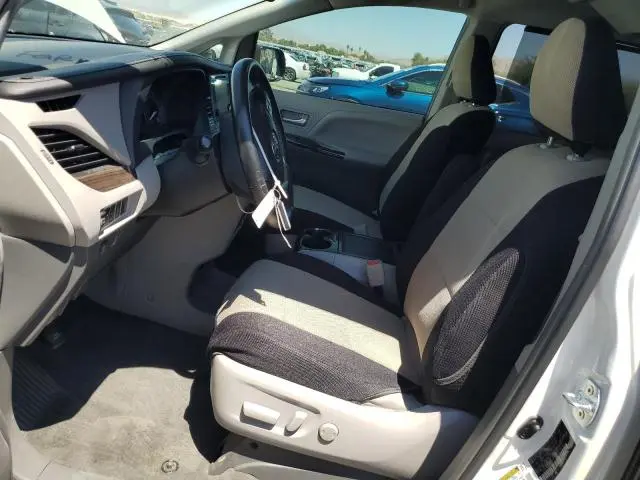 2016 TOYOTA SIENNA XLE  
