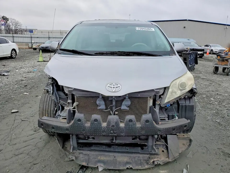 2013 TOYOTA SIENNA LE  