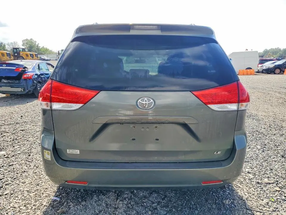 2013 TOYOTA SIENNA LE  