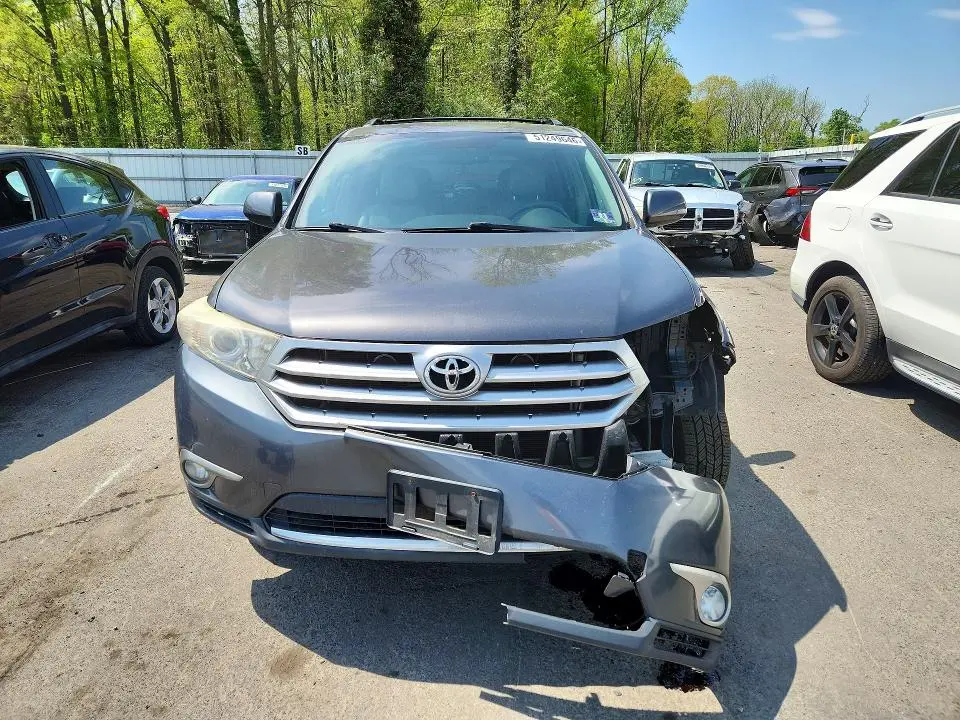 2013 TOYOTA HIGHLANDER SE  