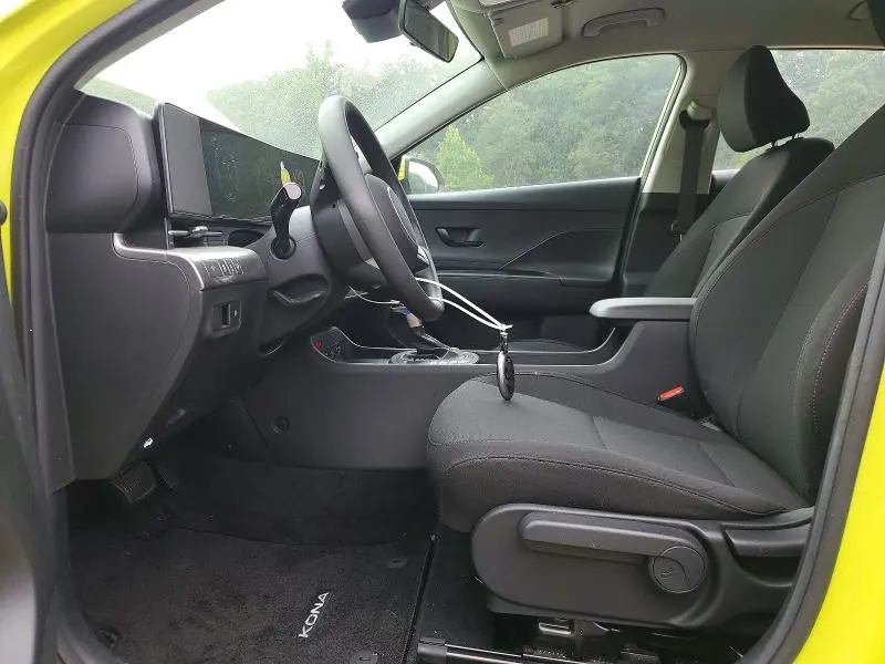 2025 HYUNDAI KONA SE  
