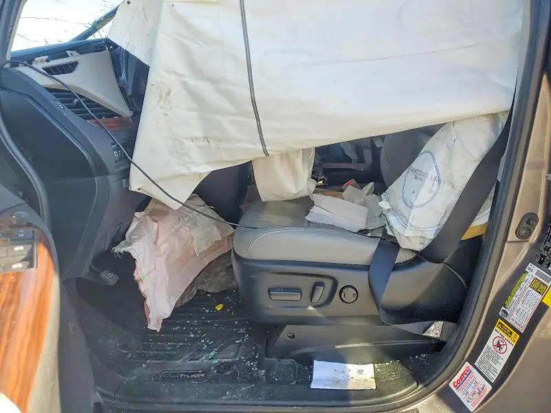 2016 TOYOTA SIENNA XLE  