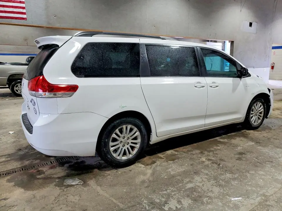 2012 TOYOTA SIENNA   