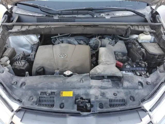 2018 TOYOTA HIGHLANDER SE  