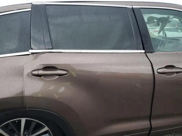 2017 TOYOTA HIGHLANDER SE  
