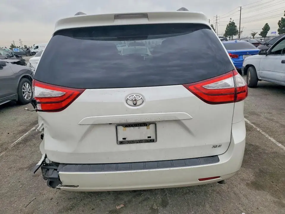 2016 TOYOTA SIENNA XLE  