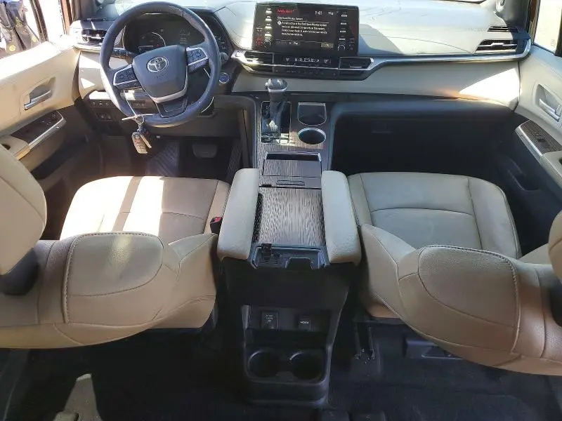 2022 TOYOTA SIENNA XLE  