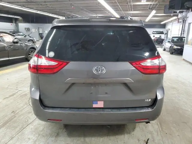 2018 TOYOTA SIENNA XLE  