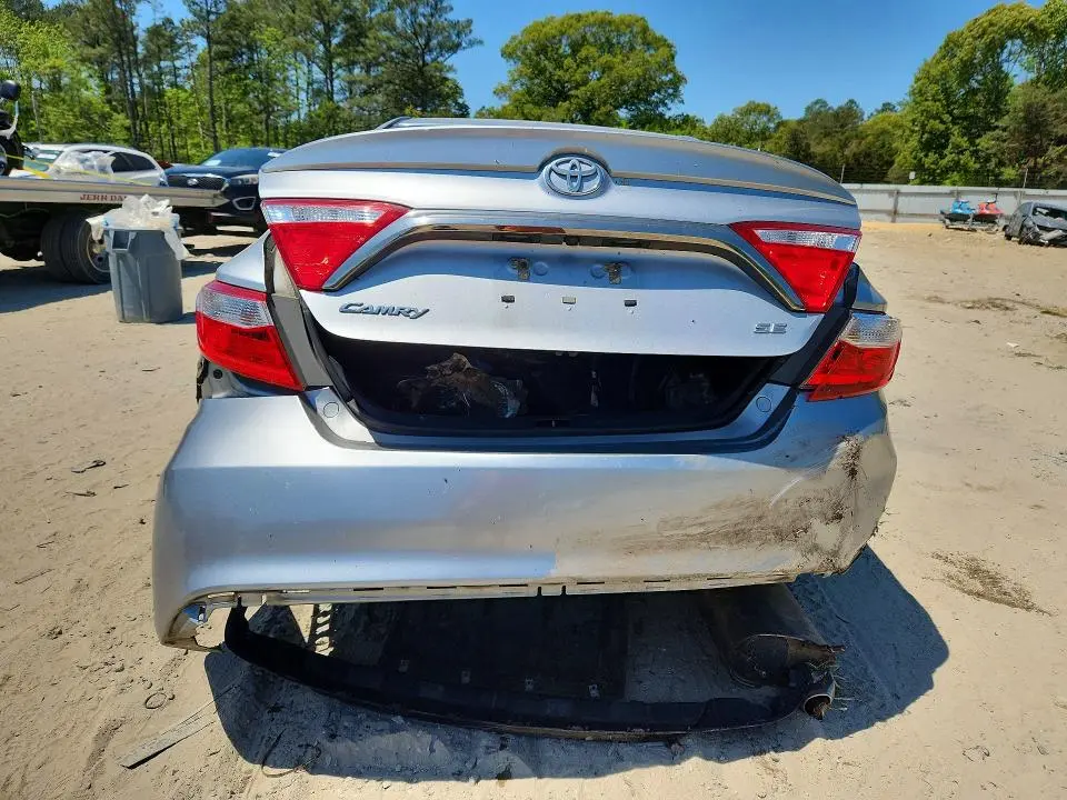2016 TOYOTA CAMRY SE  