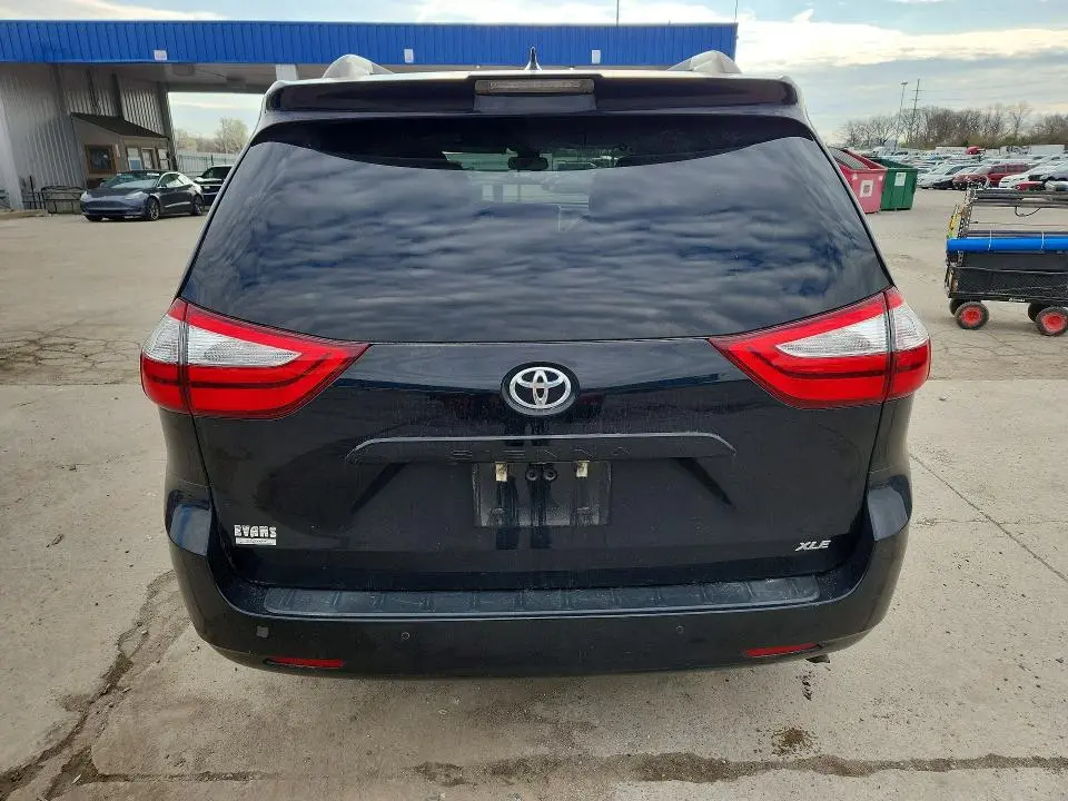 2018 TOYOTA SIENNA XLE PREMIUM 8-PASSENGER  