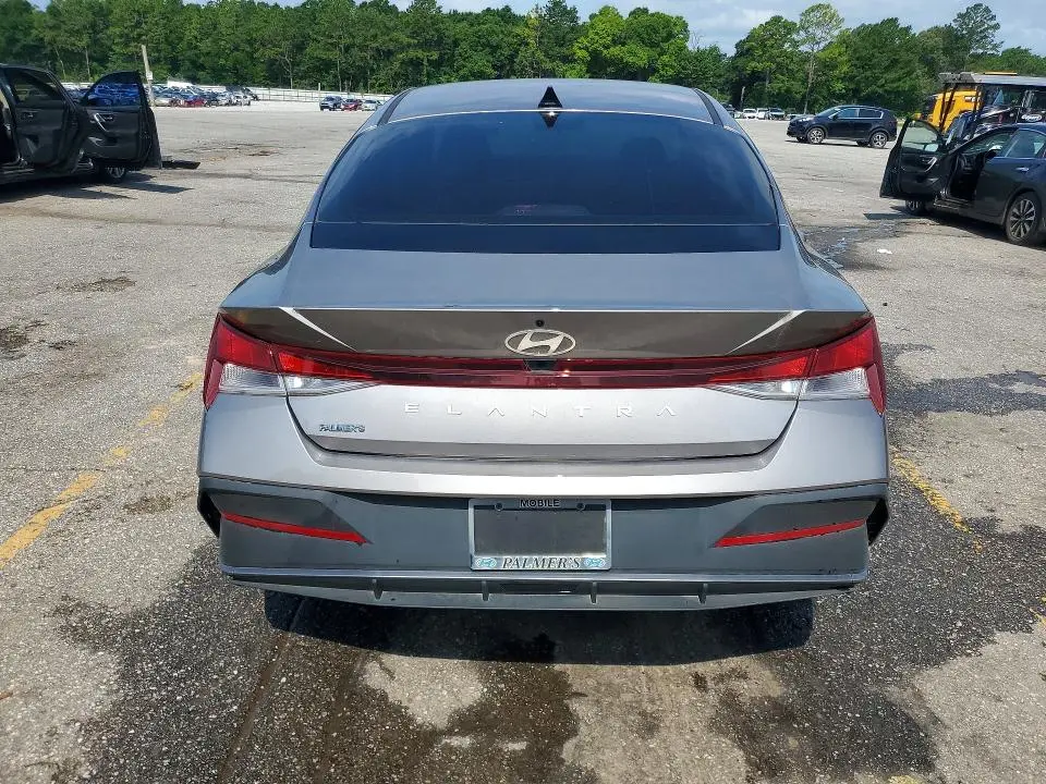 2024 HYUNDAI ELANTRA SE  