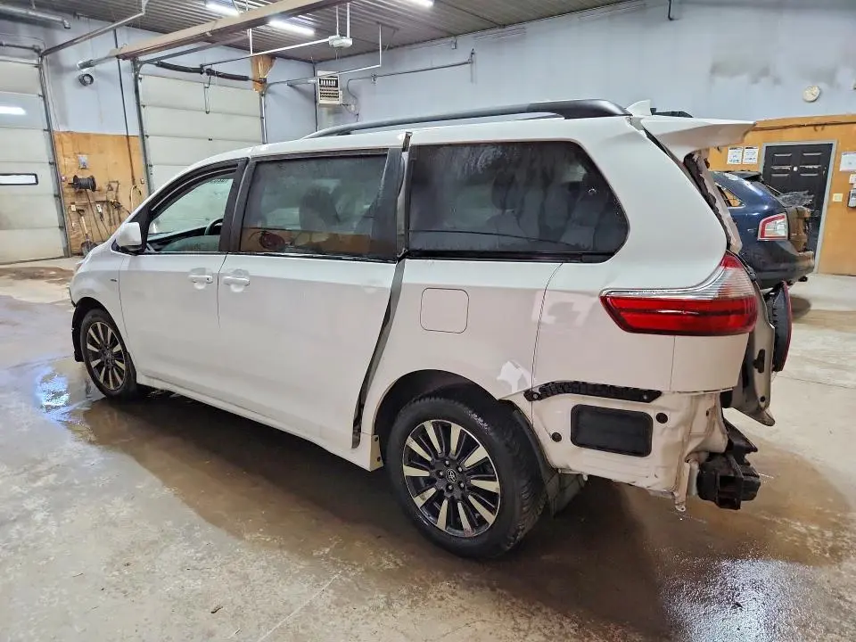 2020 TOYOTA SIENNA LE  