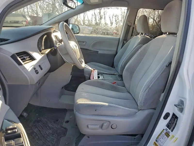 2013 TOYOTA SIENNA LE  