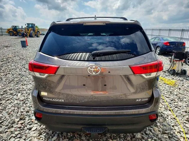 2018 TOYOTA HIGHLANDER SE  