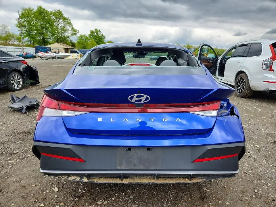2024 HYUNDAI ELANTRA SE  