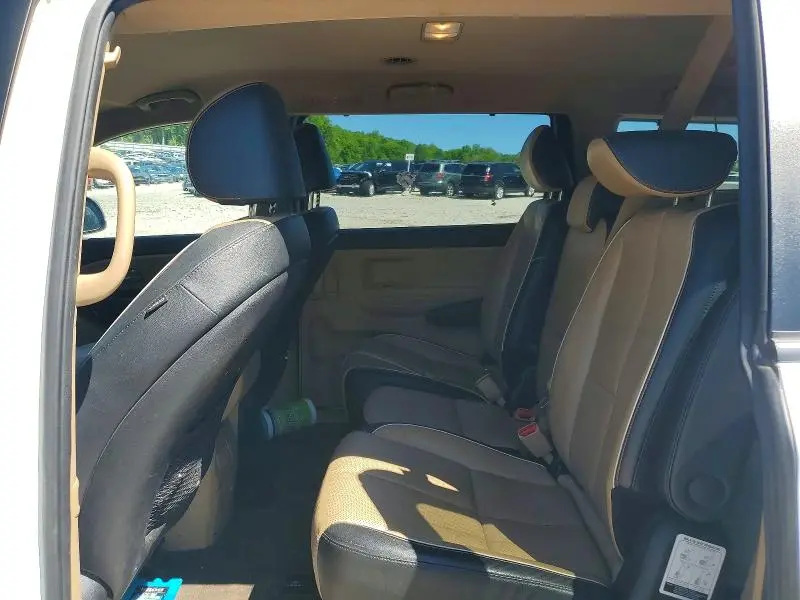 2017 KIA SEDONA LX  