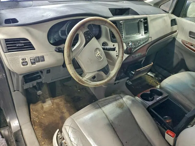 2011 TOYOTA SIENNA XLE  