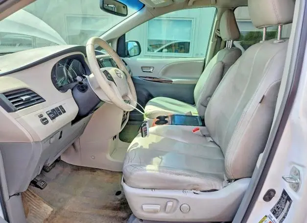 2014 TOYOTA SIENNA XLE 8-PASSENGER  