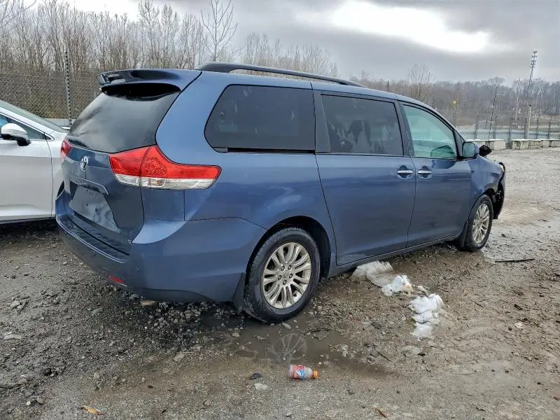 2013 TOYOTA SIENNA XLE  