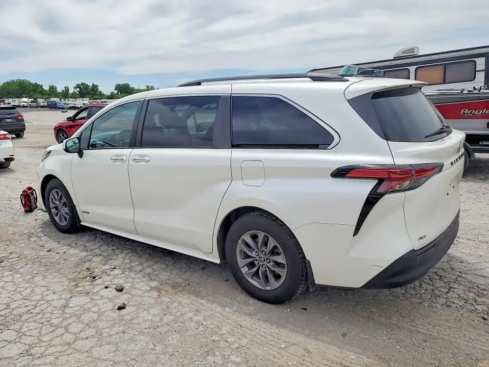 2021 TOYOTA SIENNA XLE  
