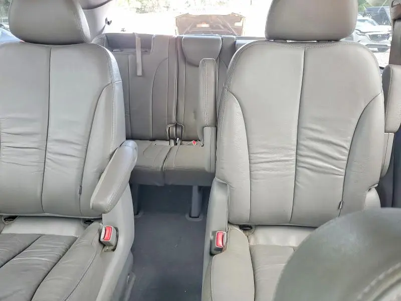 2011 KIA SEDONA EX  
