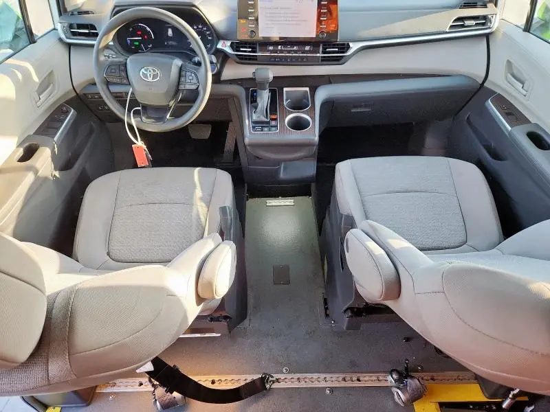 2024 TOYOTA SIENNA LE  