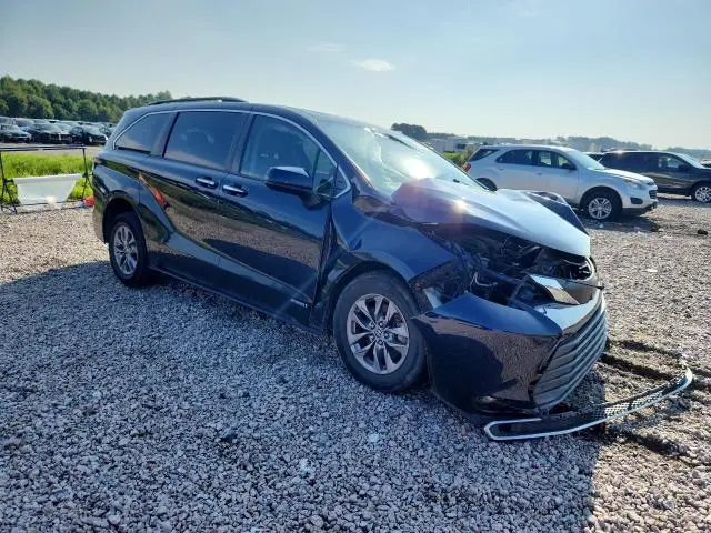 2021 TOYOTA SIENNA XLE  