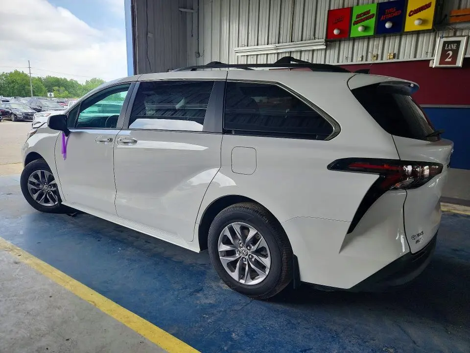 2024 TOYOTA SIENNA LE  
