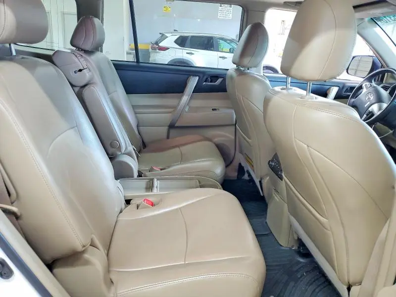 2012 TOYOTA HIGHLANDER SE  